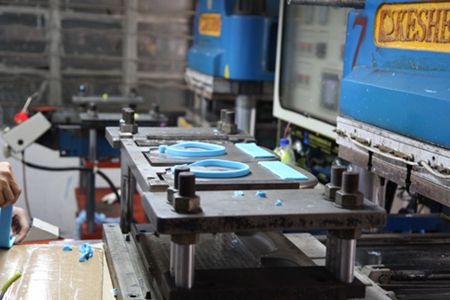 矽膠油壓機成型過（guò）程